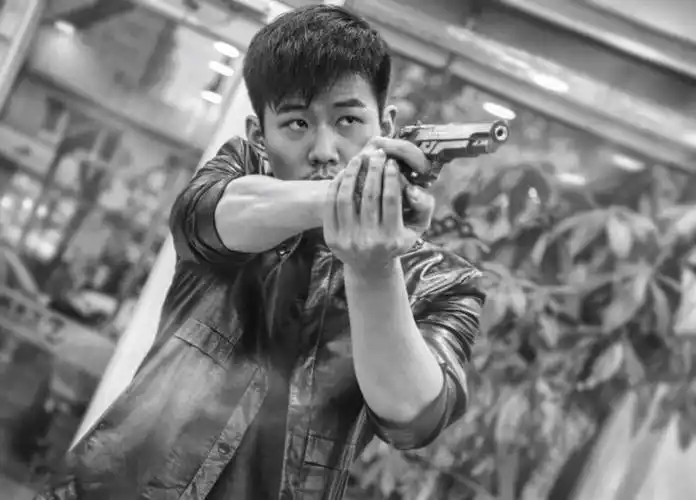 90后男演员颜敬杰被网友称为高配版的钟汉良