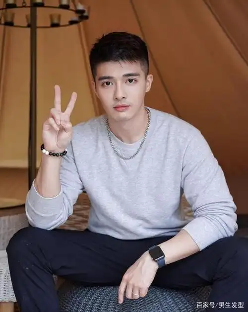 夏天男生别留"闷热"的发型,这3款短发才适合去剪,清爽又帅气