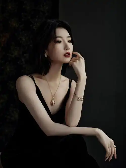 毛晓彤,我对她的角色印象是"粉切黑",古装扮相甜美可爱,而且她其实