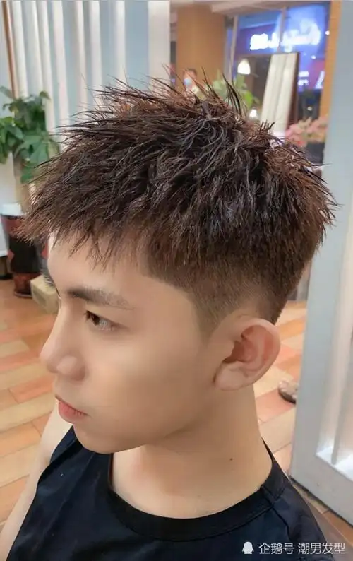 1,两边铲锡纸烫发型很多男生都觉得在秋冬季节剪短发,可能会有点冷