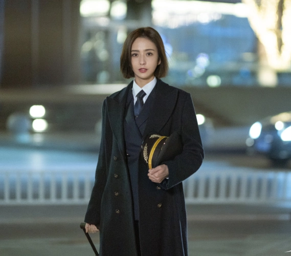 佟丽娅爱的厘米化身酷飒机长百变演绎冬日潮酷穿搭太吸睛