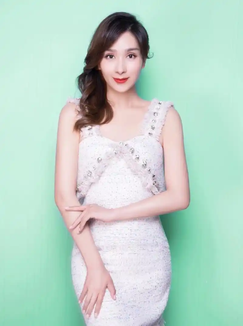 外表靓丽的杨恭如,甜美的笑容,有着中国女性的温顺与柔情!