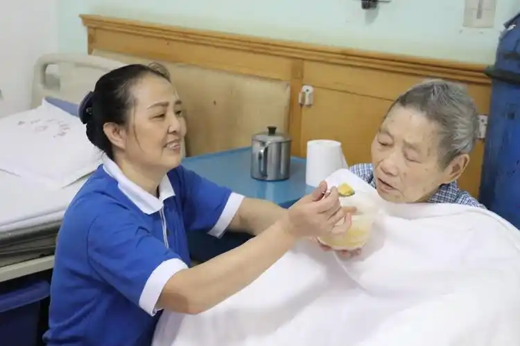 用"心"服务,温情护理暖人心 一护工篇 - 美篇