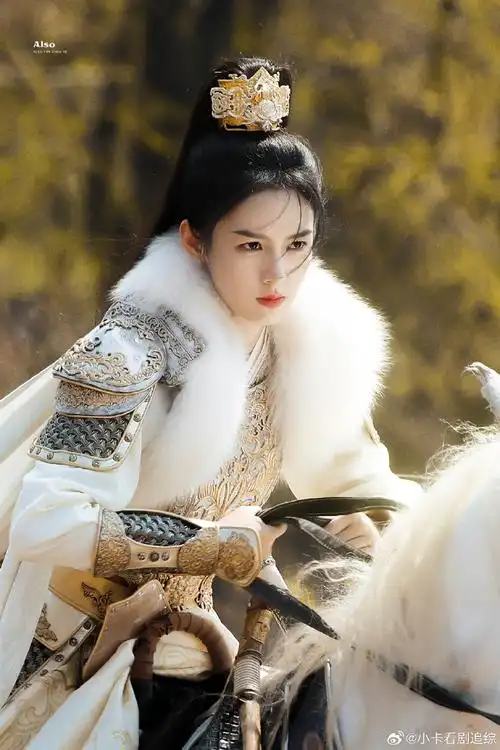 周也玉面女将星#周也锦月如歌骑马饭拍路透图 又