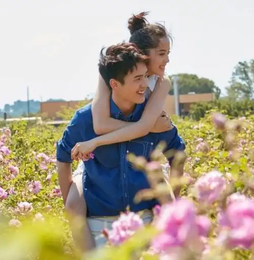 欧阳娜娜,一个曾经被誉为"天才大提琴美少女"的名字,如今却成了娱乐圈