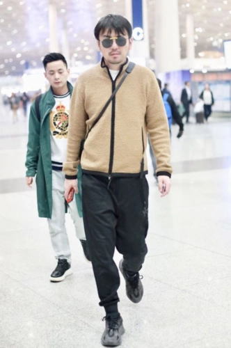 雷佳音的时尚我不懂!羊羔绒外套配吊裆裤,184的身高愣是穿成154