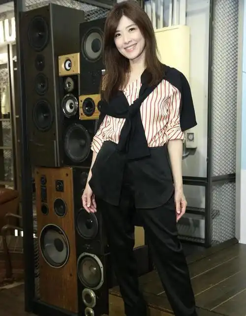 新作的苏慧伦,总算在出道届满30周年之际,顺势推出第16张作品《面面》