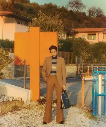 对于穿着者的身材和气质要求都是比较高的,但是在这方面金钟仁还是