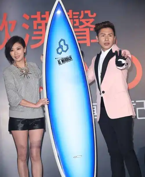 贾静雯再次创造审美奇迹,黑色网袜搭配皮裤秒变萌妹子!