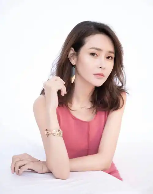 于明加身材饱满曲线十足穿无袖紧身连衣裙亮相气质实在惊艳