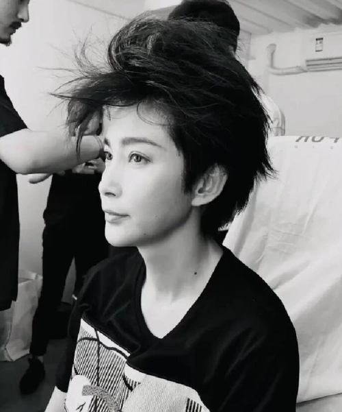 李冰冰变身"帅气小哥",短发写真太惊艳,新晋"男友"诞生了