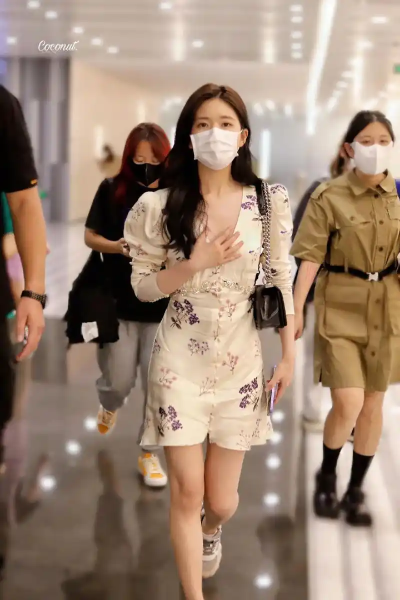 赵露思 210820 露思的小碎花裙机场照 #机场照 #追 - 抖音