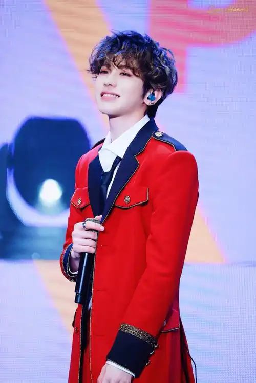 是爱扯领带的学长了 cr:lionheart__蔡徐坤