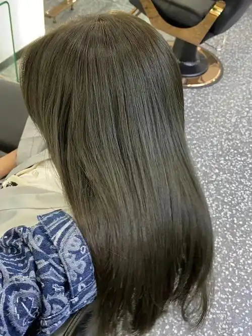 78低调又自然显白的挑染78底色冷棕色挑染的米灰色78是在冷棕色