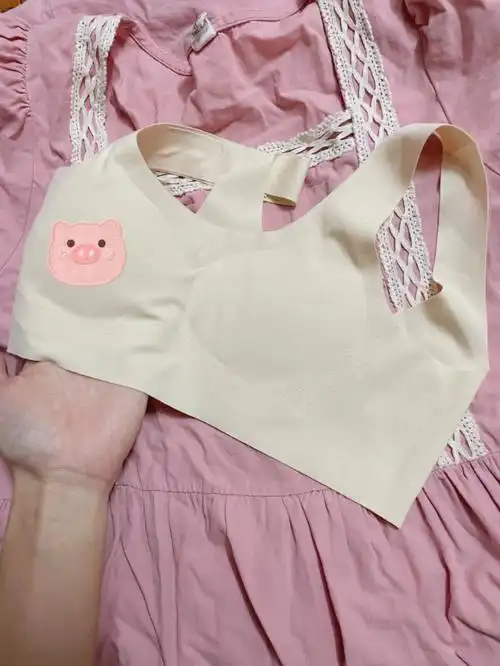 我妹妹从小学四年级就开始穿小背心了,她现在刚上初一,也到换内衣的