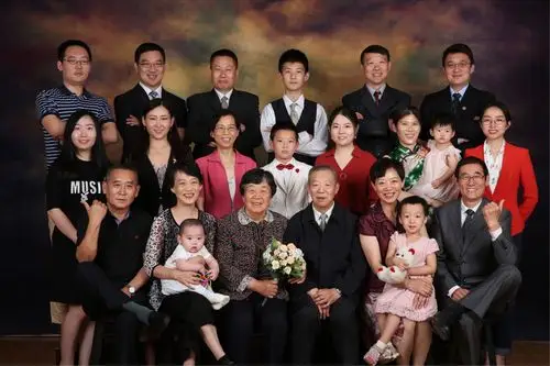 这也是距2010年相隔八年才照的又一张全家福,八年来全家共添五口人