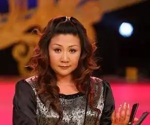 2000年,抛弃郭麒麟的生母胡中惠,后来赴日美,有了自己的事业