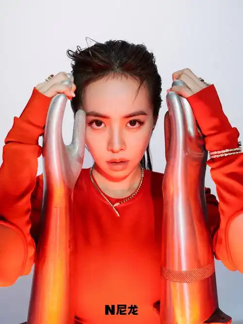 查看更多高清图片蔡依林牛年首封近日曝光,封面中的蔡依林身着红色