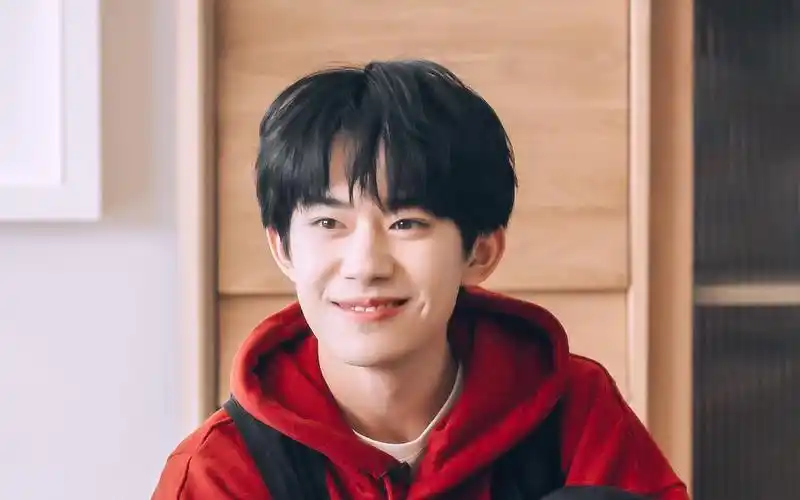 活动  【易烊千玺】520表白/一百个微笑镜头