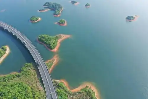 这是庐山西海的水上高速公路(无人机照片,4月21日摄).