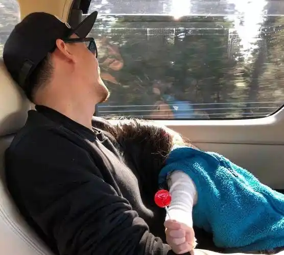 张震的老婆庄雯如曾经是他的助理,在她长期的陪伴下,两人日久生情