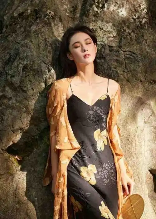 张馨予分享机场遭遇惹争议拿行李时未被礼让吐槽机场人太冷漠