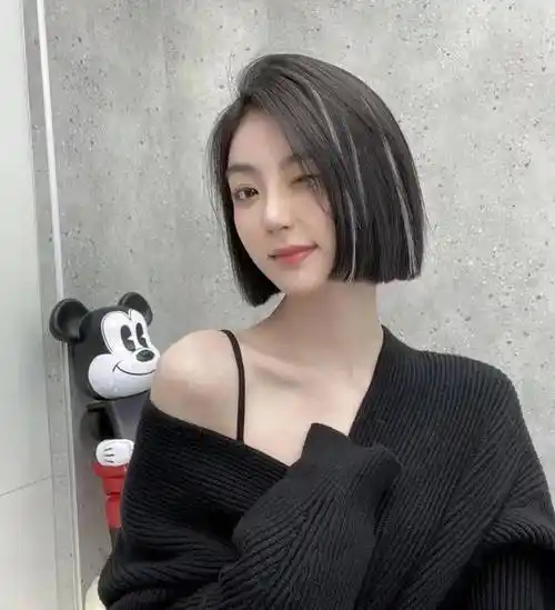 侧分波波头:这种发型是把头发分到一侧,可以增加层次感和动感,非常