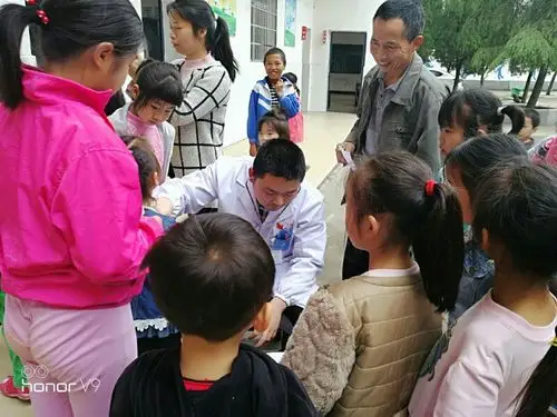 儿科医生正在给他们检查身体