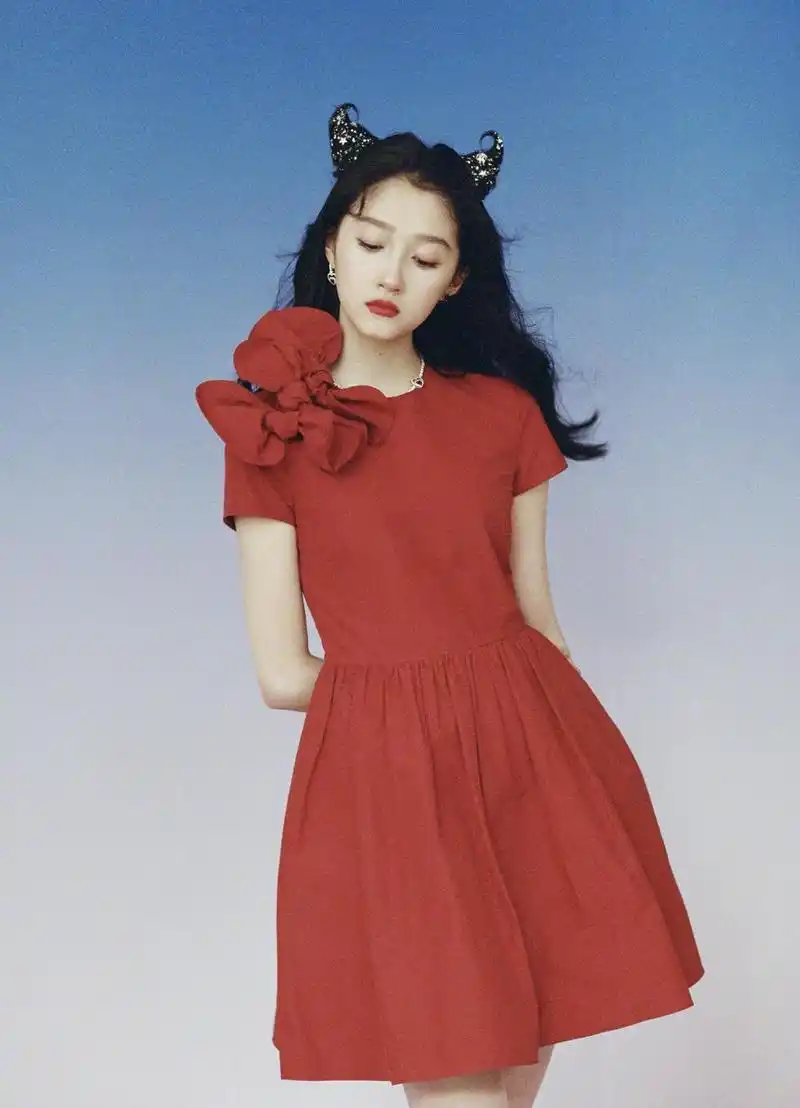 关晓彤气质真惊艳身穿一袭明黄色抹胸裙意外显得高贵又优雅