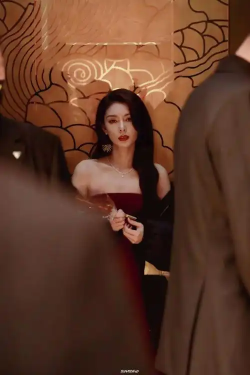 傅菁红色纱裙造型##傅菁红色薄纱礼服