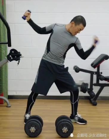 王宝强晒出健身视频网友们却只关注到了大肚腩少林出身也难逃中年发福