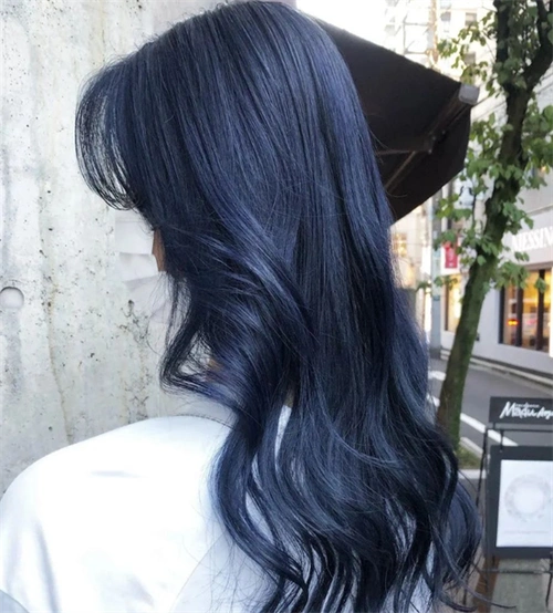 蓝黑色中长卷发 显白不挑肤色_染发发型 - 美发站