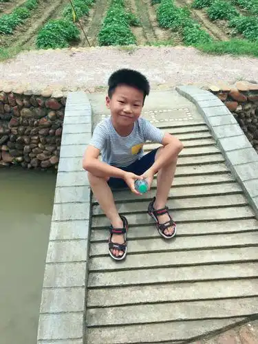 岁月如梭,转眼间,小婴儿已长成了帅气的小男生.