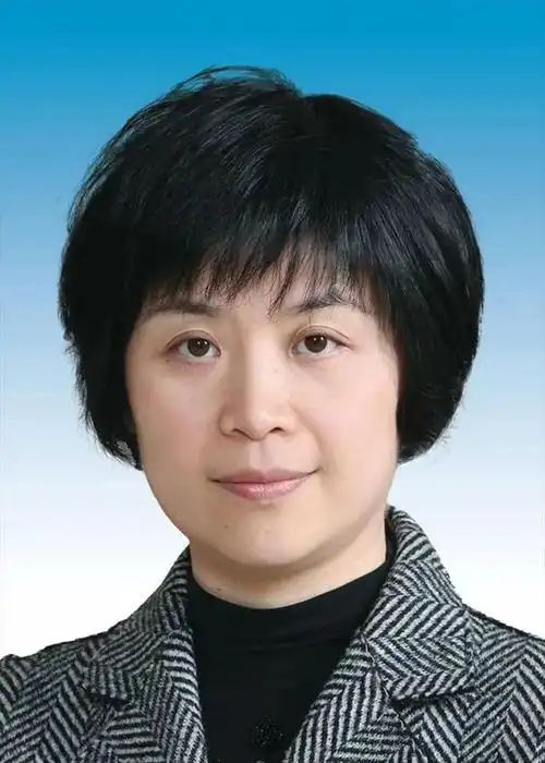 公开简历显示,郭芳,女,汉族,1970年10月生,大学本科,公共管理硕士