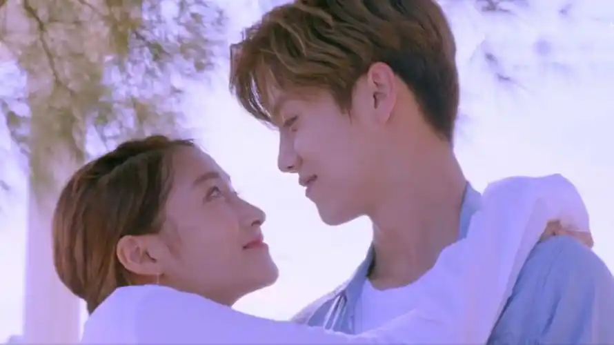 关系好着呢!关晓彤探班鹿晗,并一同温馨度过5天