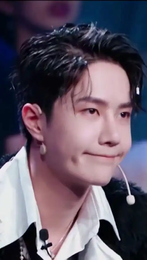 王一博#抿嘴笑加歪头怎么这么可爱啊