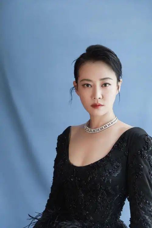 谭卓这次的黑色礼服没显瘦,咋还显的臃肿了,摄影的原因?