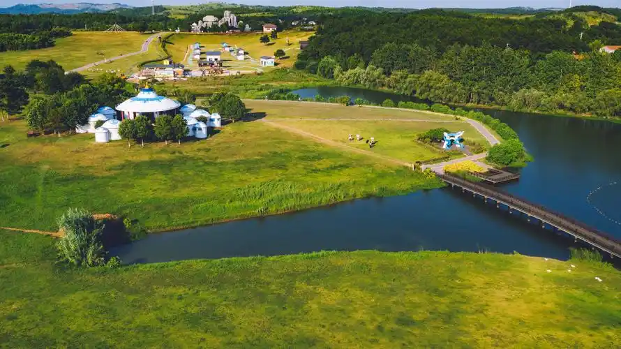 木兰草原夏天最为热闹的时间段是晚上20002130篝火晚会烟火表演泼水
