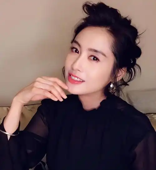 回顾52岁朱茵现状曝光:住深山残屋,开97年车,自由自在