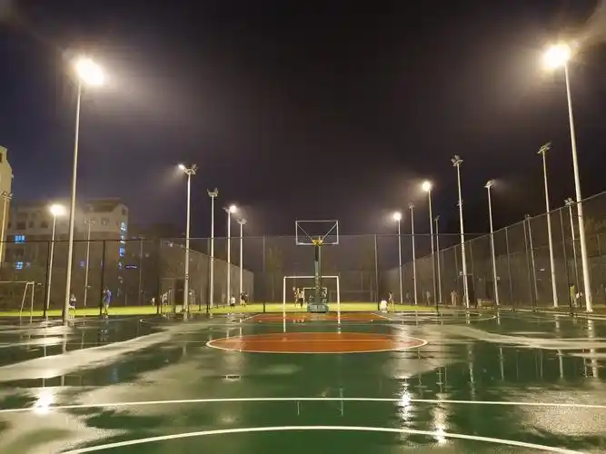 夜晚篮球场