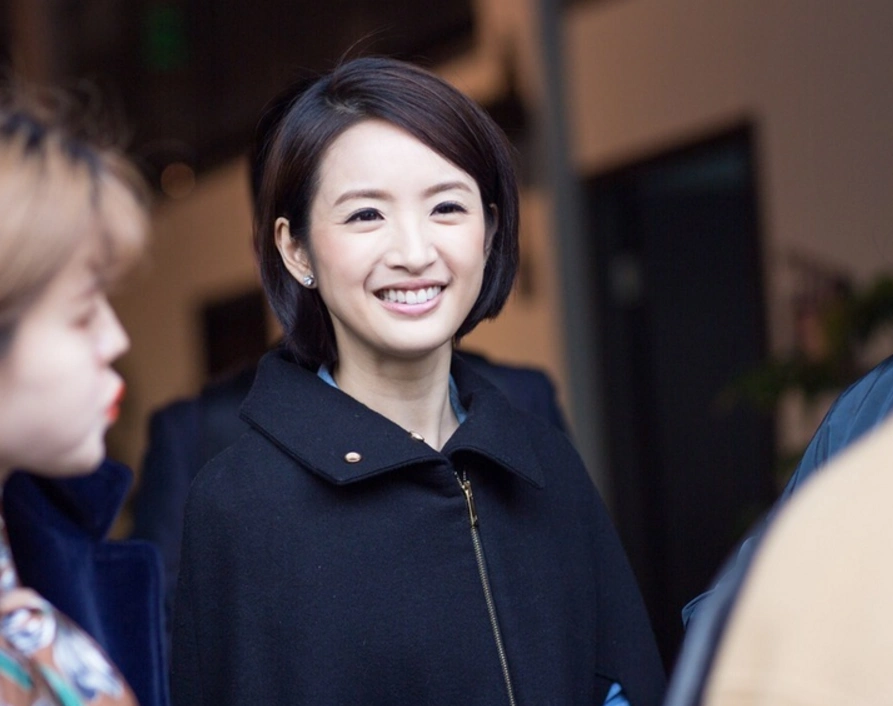 林依晨短发造型干练亮相,笑容甜美如少女!