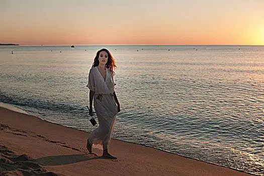 美女,漫步,日落,海滩,萨丁尼亚,意大利