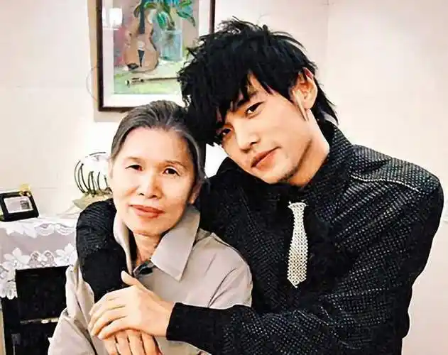 周杰伦晒妈妈叶惠美近照,68岁穿扮时尚年轻,双臂雪白如玉很抢眼