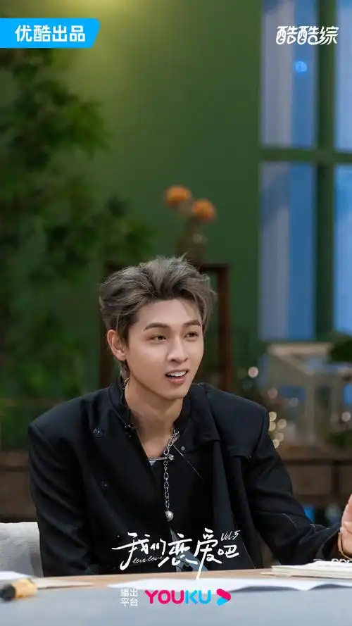 我们恋爱吧#第五季痞帅小子非他莫属,@秦霄贤狼奔银发77帅气制服要
