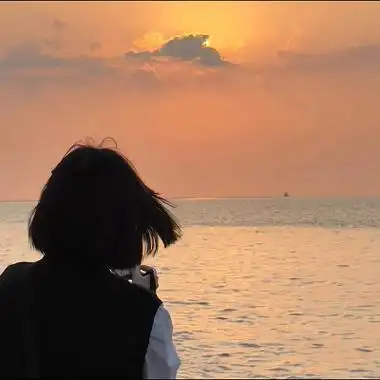 海边的女生头像给人一种清爽的感觉,温柔又很好看的夏季头像换上给