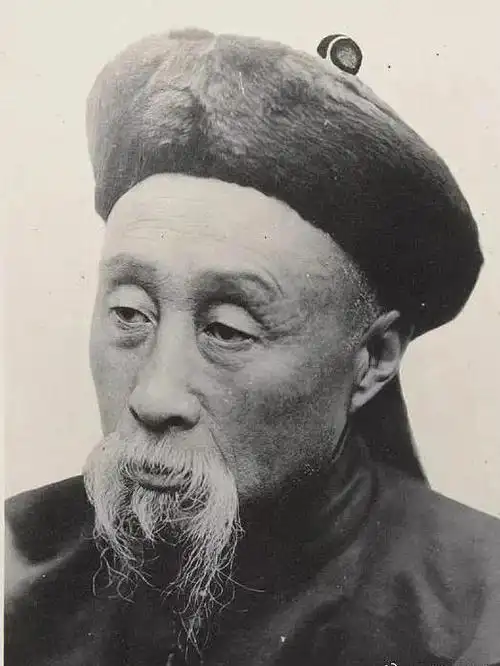 这张照片拍摄于1911年12月,这位四川总督在成都贡院明远楼前等待处决