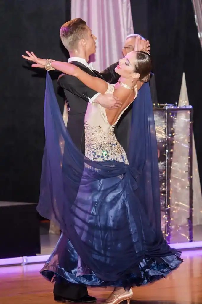 舞者跳舞跳的慢华尔兹舞蹈征服