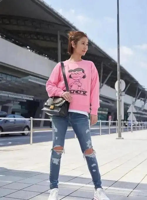 44岁林心如保养的真好,穿白色毛衣配长裤,彰显温婉气息