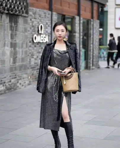 街拍:小姐姐黑色外套搭配亮片开叉长裙,长靴时尚个性_高清图集_新浪网