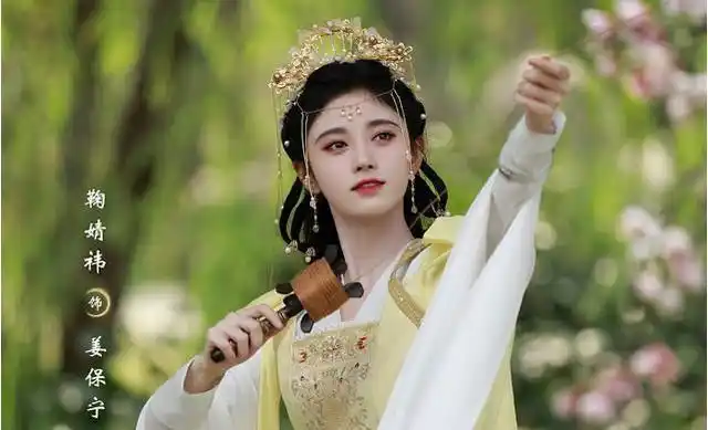 鞠婧祎穿抹胸礼服出席活动 晕倒戏时化浓妆(1)